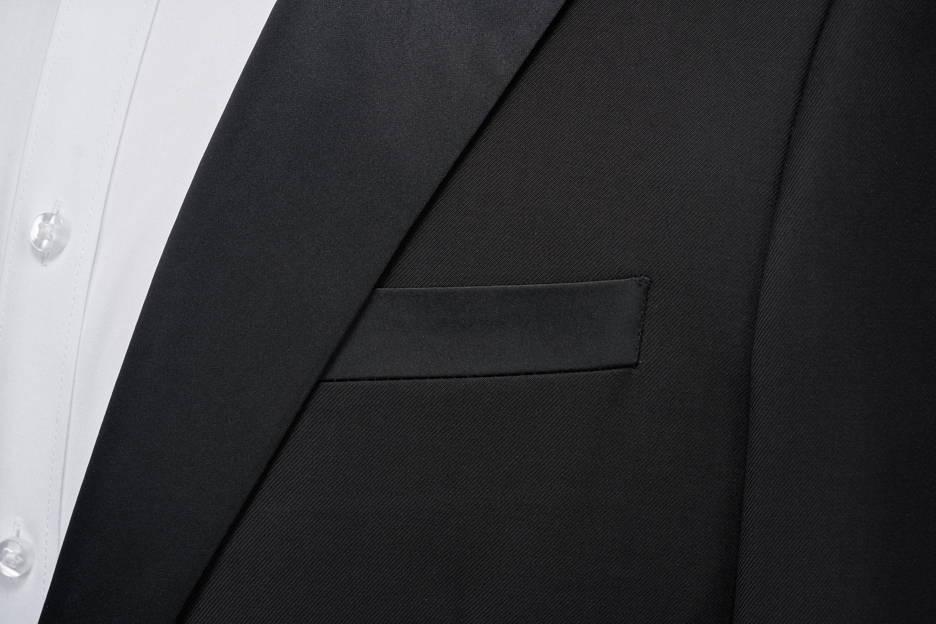 Suit Vibe Men's Slim Fit Tuxedo - Elegant Satin Peak Lapel 2-Piece Suit for Wedding & Prom