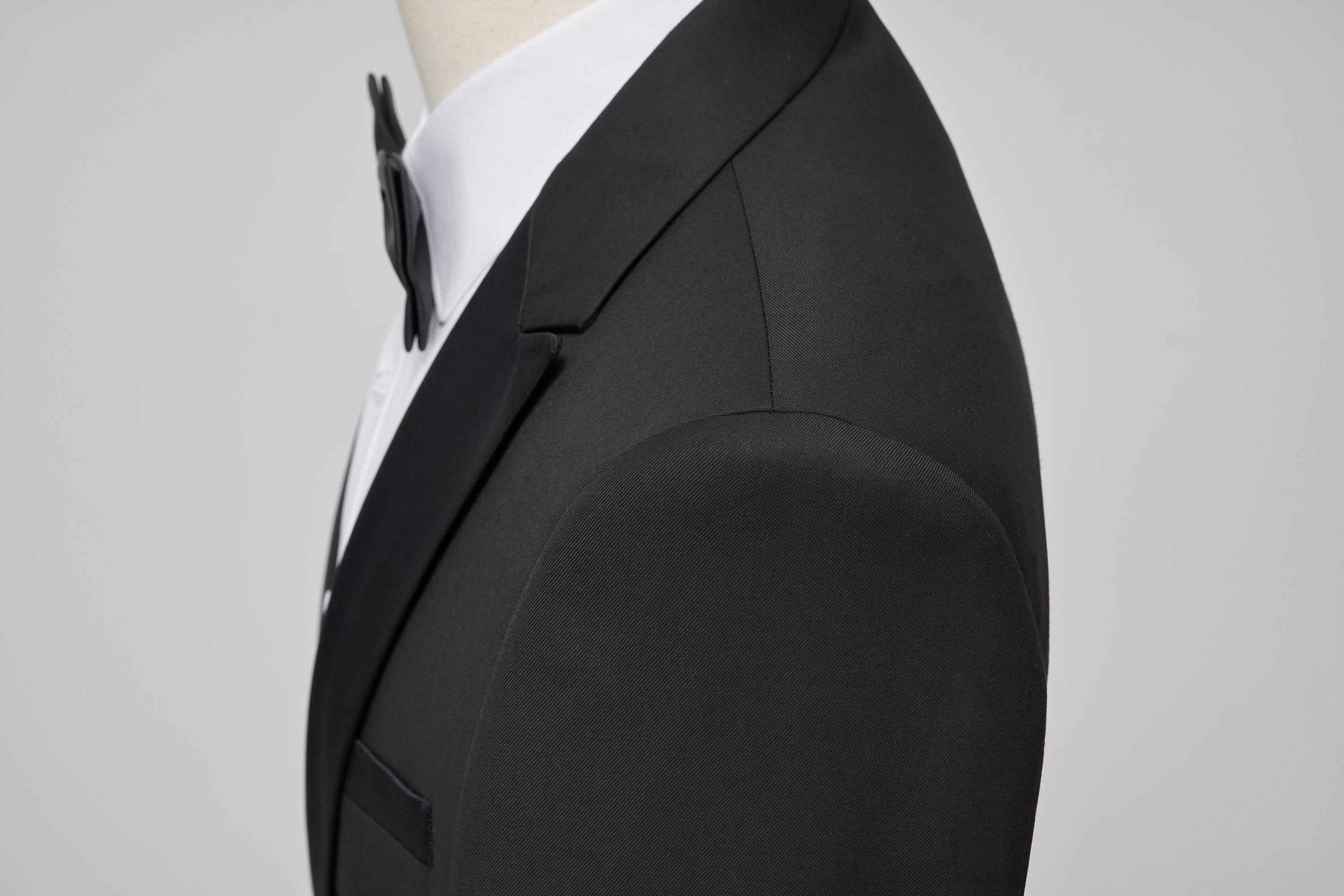 Suit Vibe Men's Slim Fit Tuxedo - Elegant Satin Peak Lapel 2-Piece Suit for Wedding & Prom